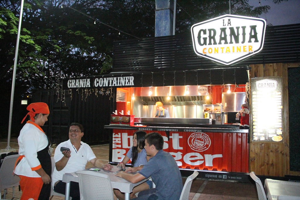 Ayer los huilenses disfrutaron de los mejores precios del mercado en The Place Food Container.